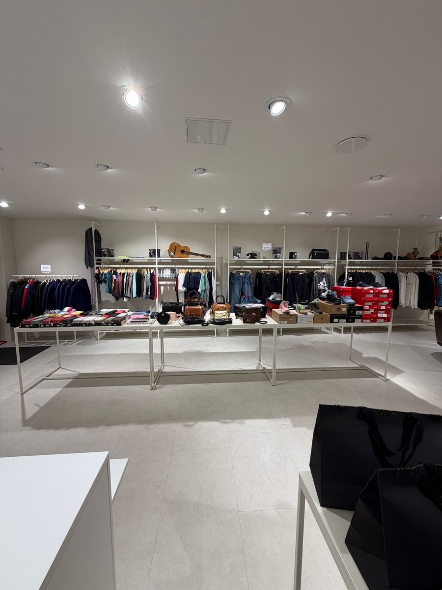 Auslagetische mit Taschen, Schuhen und Accessoires